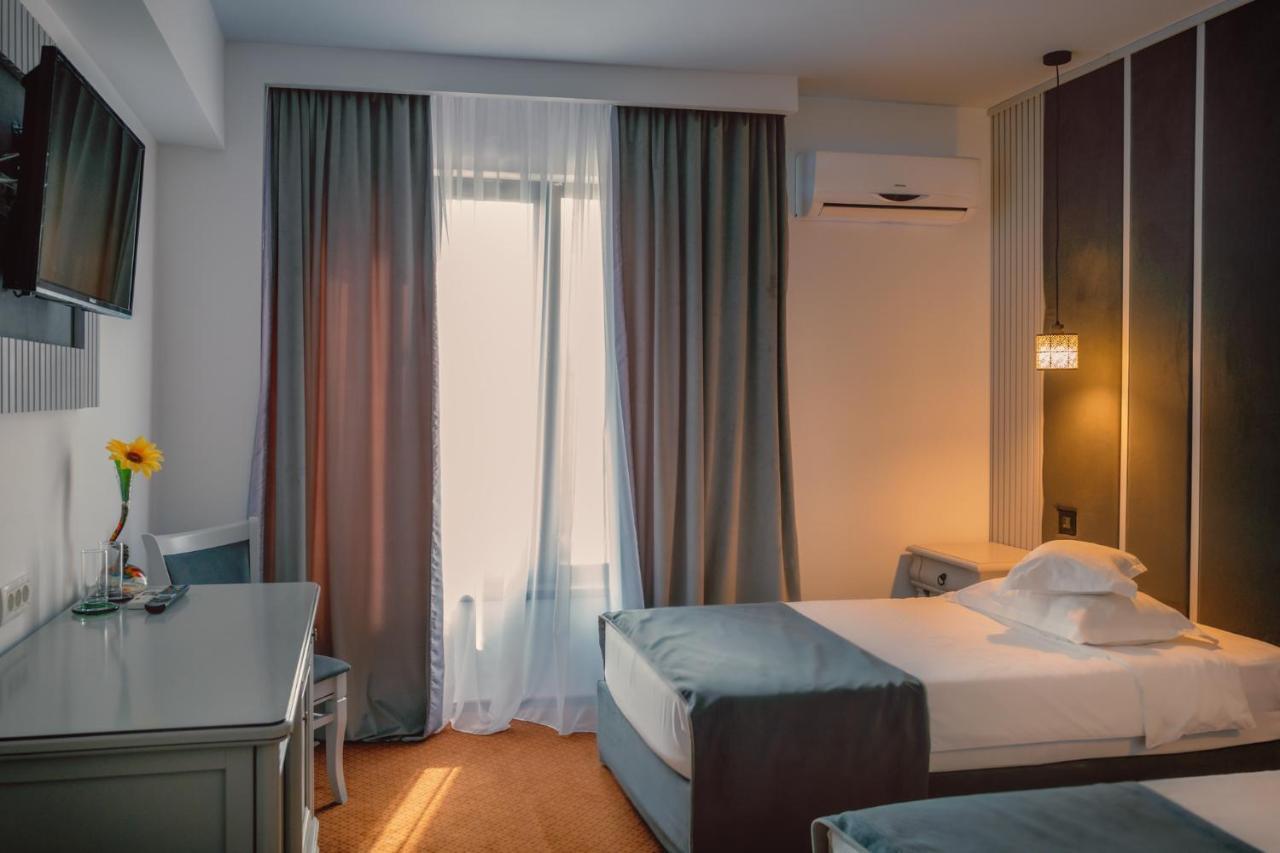 Hotel Eden Iasi Bagian luar foto
