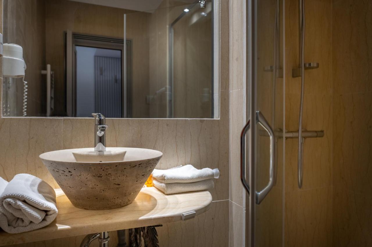 Hotel Eden Iasi Bagian luar foto
