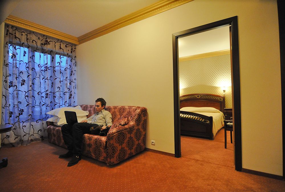 Hotel Eden Iasi Bagian luar foto