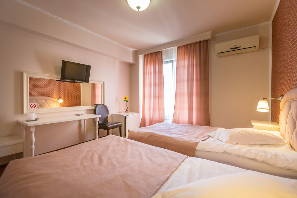 Hotel Eden Iasi Bagian luar foto
