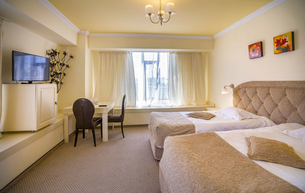 Hotel Eden Iasi Bagian luar foto