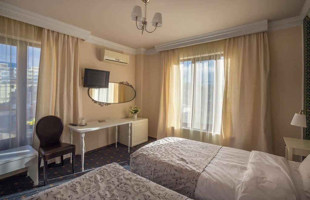 Hotel Eden Iasi Bagian luar foto